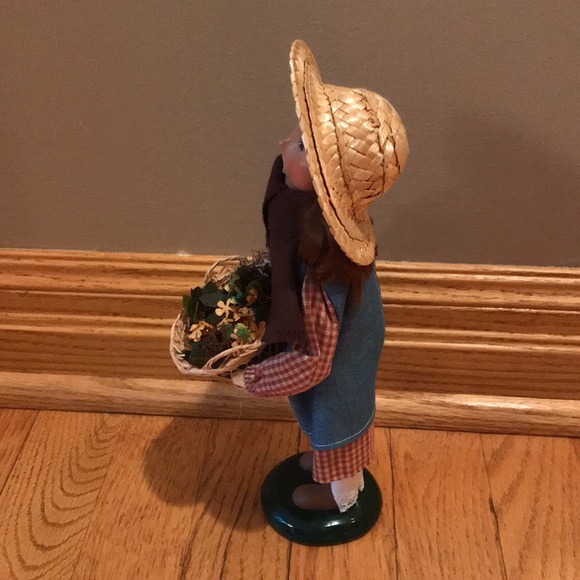 Byers’ Choice Autumn Girl Statue - Picture 2 of 5